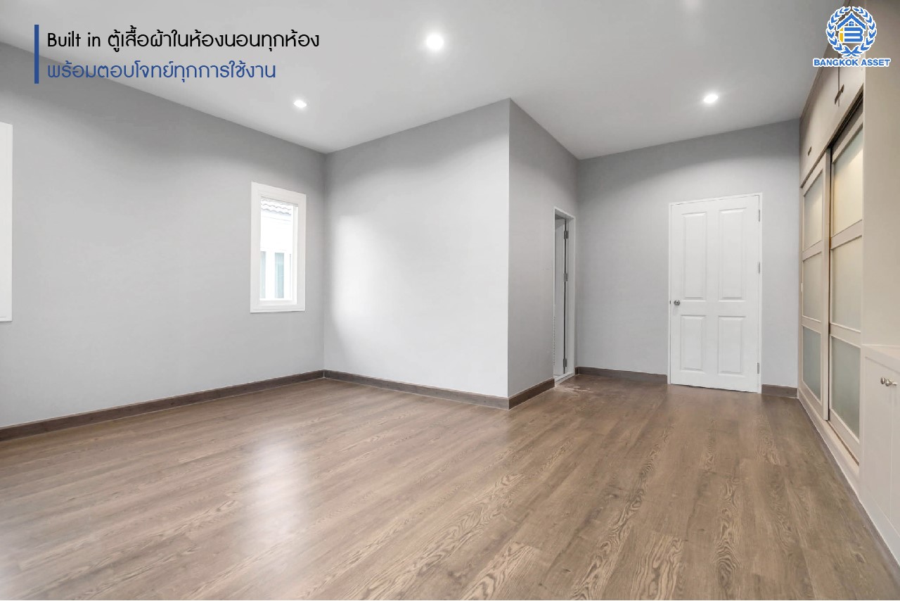 บ้านมือสองตกแต่งใหม่ ม.เบญญาภา ราชพฤกษ์ หลังใหญ่ เนื้อที่ 56.2 ตร.ว. บนพื้นที่ใช้สอยกว่า 265 ตร.ม. ฟังก์ชัน 3 ห้องนอน 1 ห้องอเนกประสงค์ 3 ห้องน้ำ จอดรถได้ 2 คัน พร้อมเฟอร์นิเจอร์บิ้วอินท์ในห้องนอนทุกห้อง ทำเลโซนเมือง! โครงการติด The Crystal SB ใกล้ทางด่วน "ศรีรัช" พร้อมเชื่อมสู่ปิ่นเกล้า-สาทร